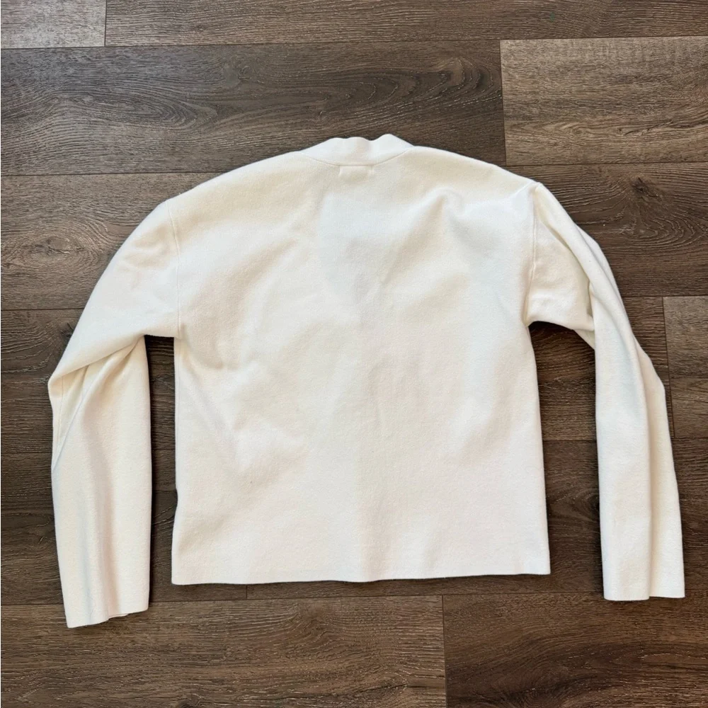 Good American Sweater. Women’s size 00/0.  Off white color, very cute style.